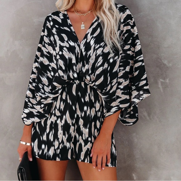 VICI - LINDEN PRINTED KIMONO ROMPER (size med) worn once!!! - Picture 4 of 8